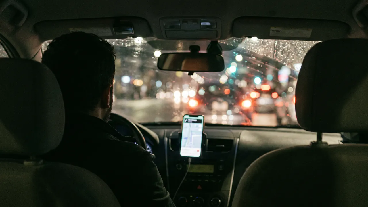 Vista desde el asiento trasero de un viaje de Uber de noche con el tráfico adelante — accidente en Uber como pasajero